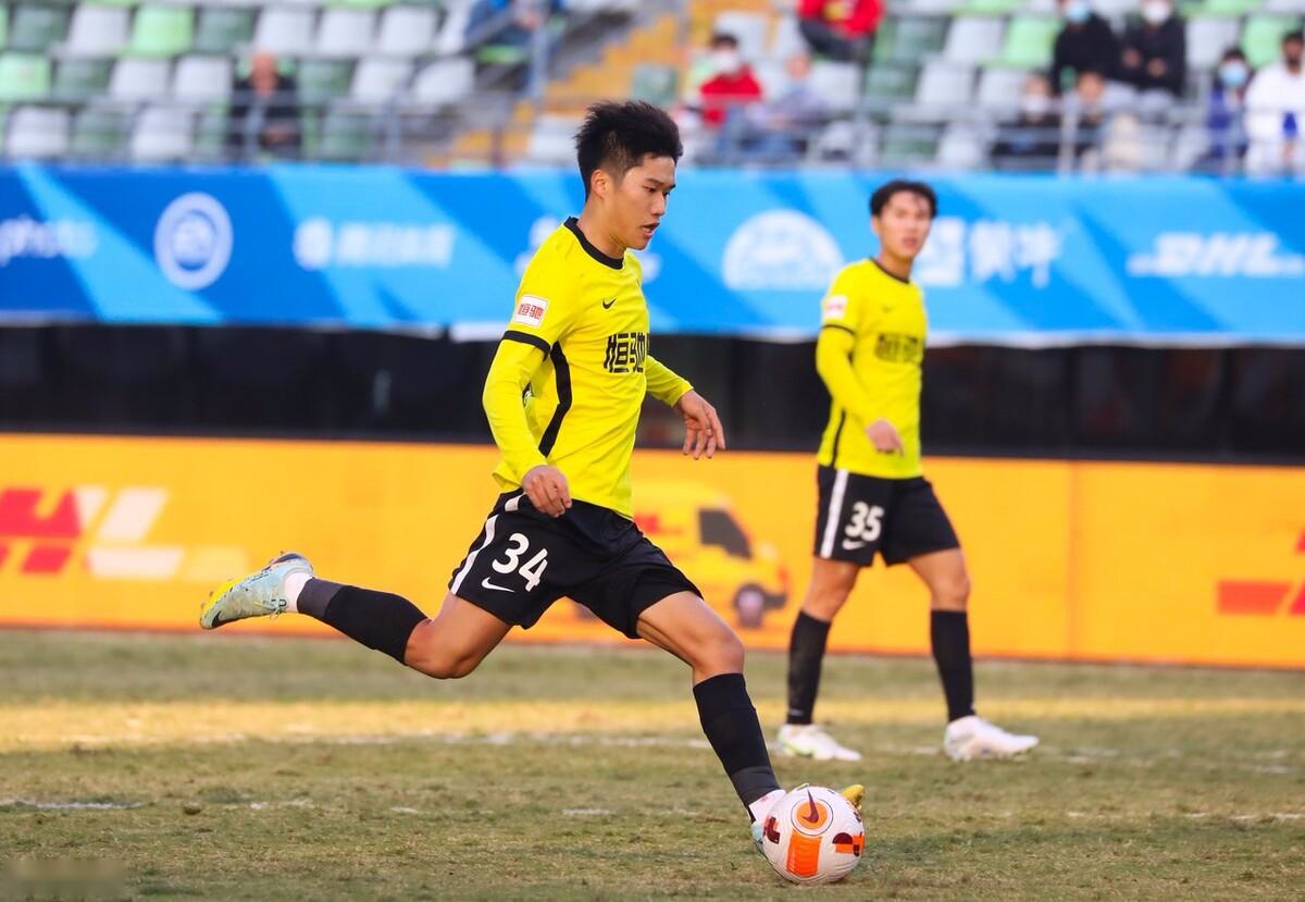 包含广州队发布备战花絮,关键时刻绝杀压哨,意甲任务艰巨,年轻球员得到机会的词条 包含广州队发布备战花絮,关键时刻绝杀压哨,意甲任务艰巨,年轻球员得到机会的词条