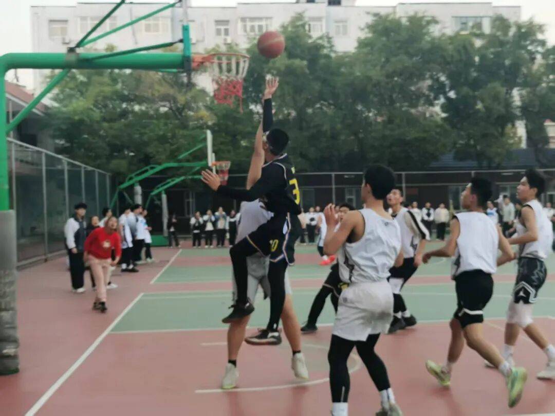 星空体育官网深圳男篮训练开放日，今晚队长鼓劲引欢呼，欧篮联在即，年轻球员得到机会的简单介绍